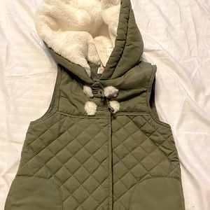 Aspen girl vest with fur hood brand new size 5T